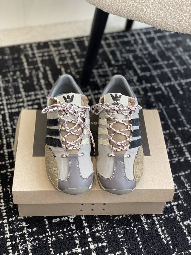 代购级 Sftm X Adidas 阿迪联名款复古阿甘鞋jennie同款 这双鞋改变了之前印象中的阿甘鞋单一的设计风格 保留着原本的造型 细节点缀上非常符合当下